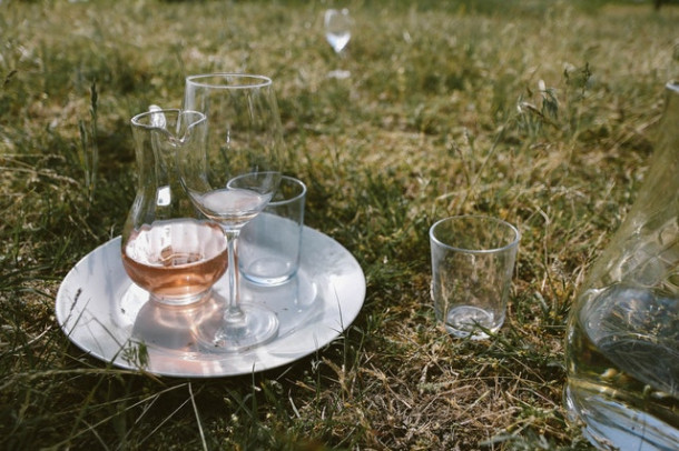 Completează proverbul: „Ulciorul nu merge de multe ori la ...”