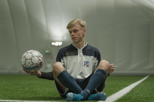 Din ce limbă provine cuvântul „fotbal”?