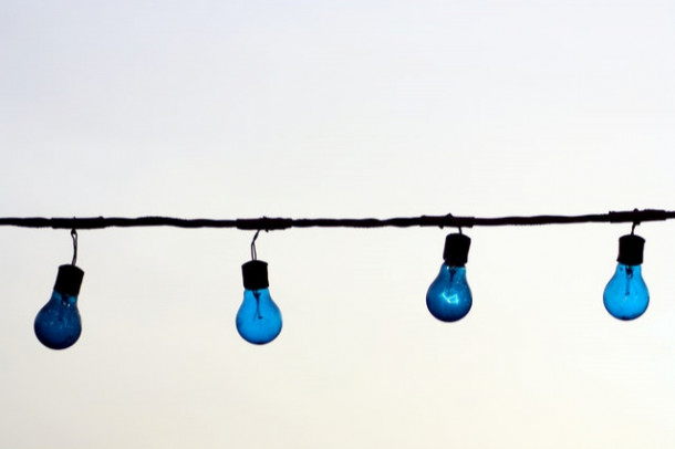 Din ce limbă provine cuvântul „albastru”?