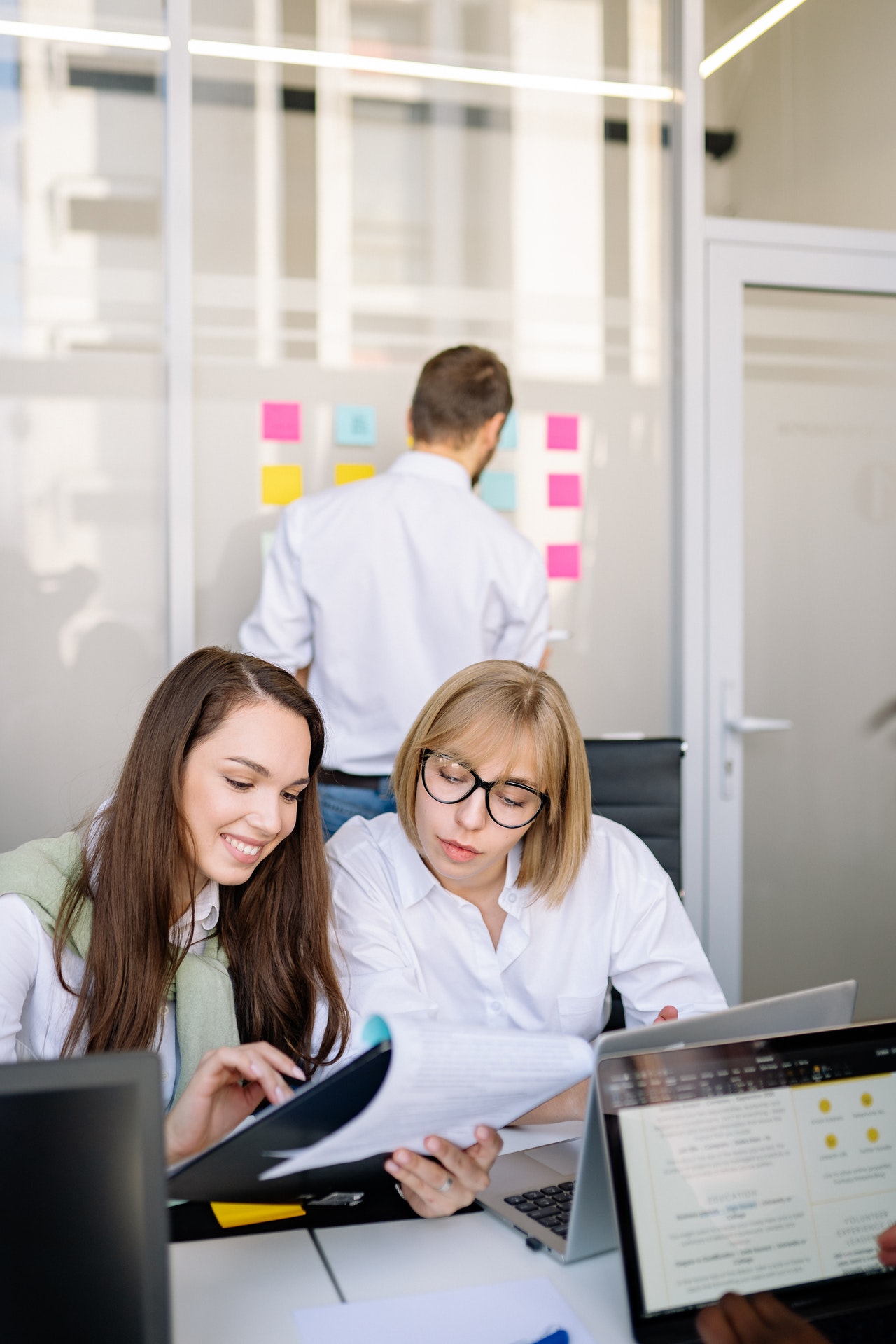 Stai la birou toată ziua