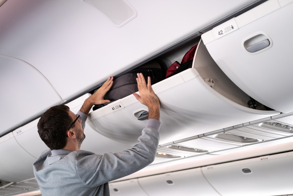 Puneți bagajul de mână la locul lui