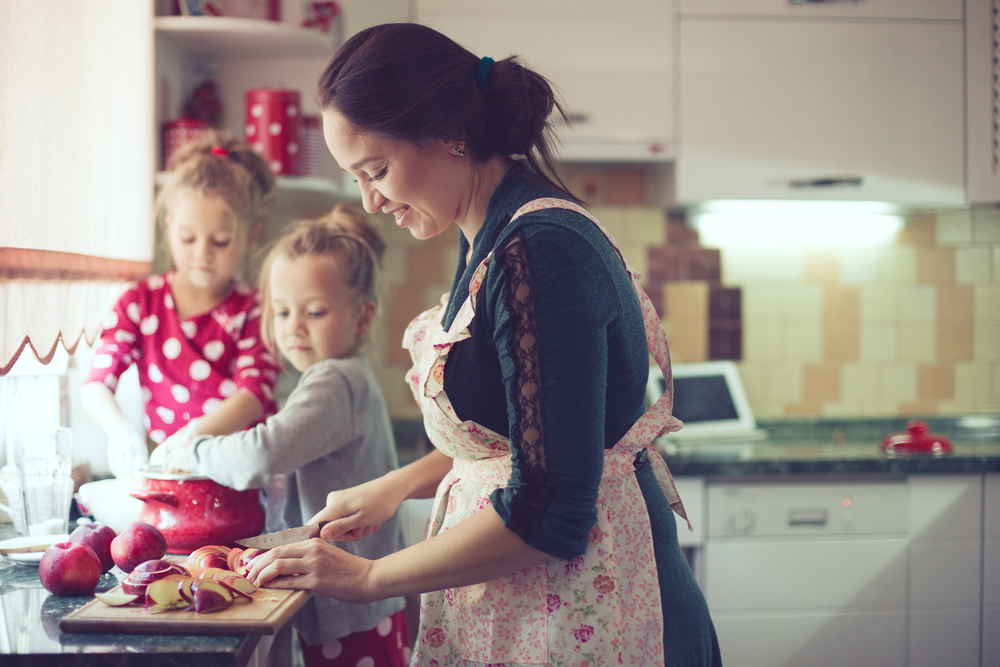 Mama are întotdeauna pregătit ceva gustos de mâncare și se asigură ca nu mori de foame