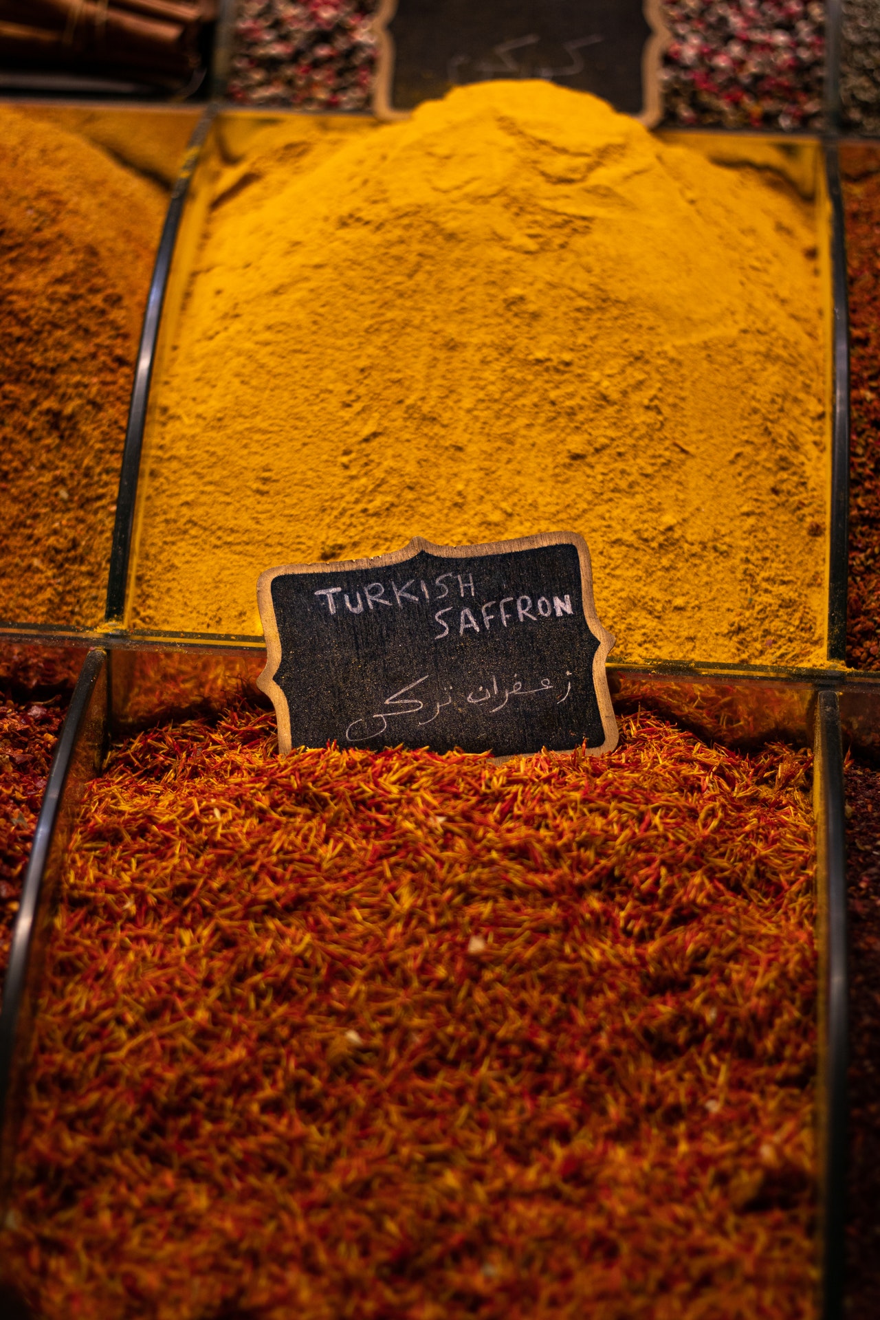 Ouă vopsite galben - şofran de India